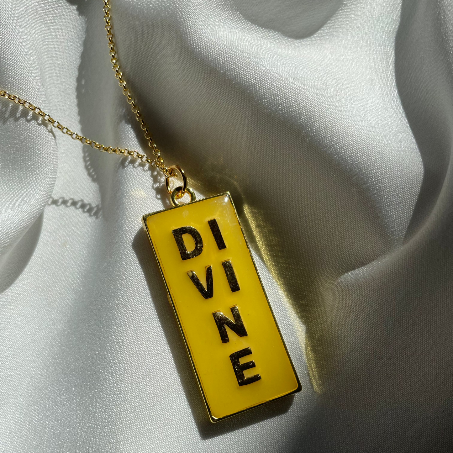Statement Anhänger DIVINE