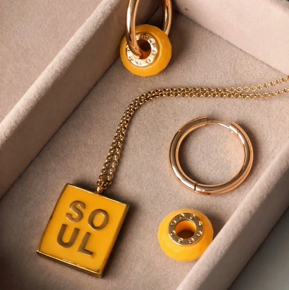 Ohrringe Square Pavé Creolen mit LOVE Hoops